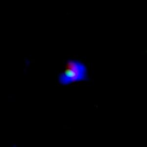 رؤية قريبة للمجرة القديمة، تُظهر الأوكسجين المتأين (باللون الأخضر) كما يرى بأستخدام تيليسكوب ألما الراديوي، والهيدروجين المتأين (باللون الأزرق) كما يرى من تيليسكوب سابيرو الضوء ما فوق البنفجسي قد ألتقط من قبل التيليكسوب الأشعة تحت الحمراء البريطاني الظاهر باللون الأحمر. 